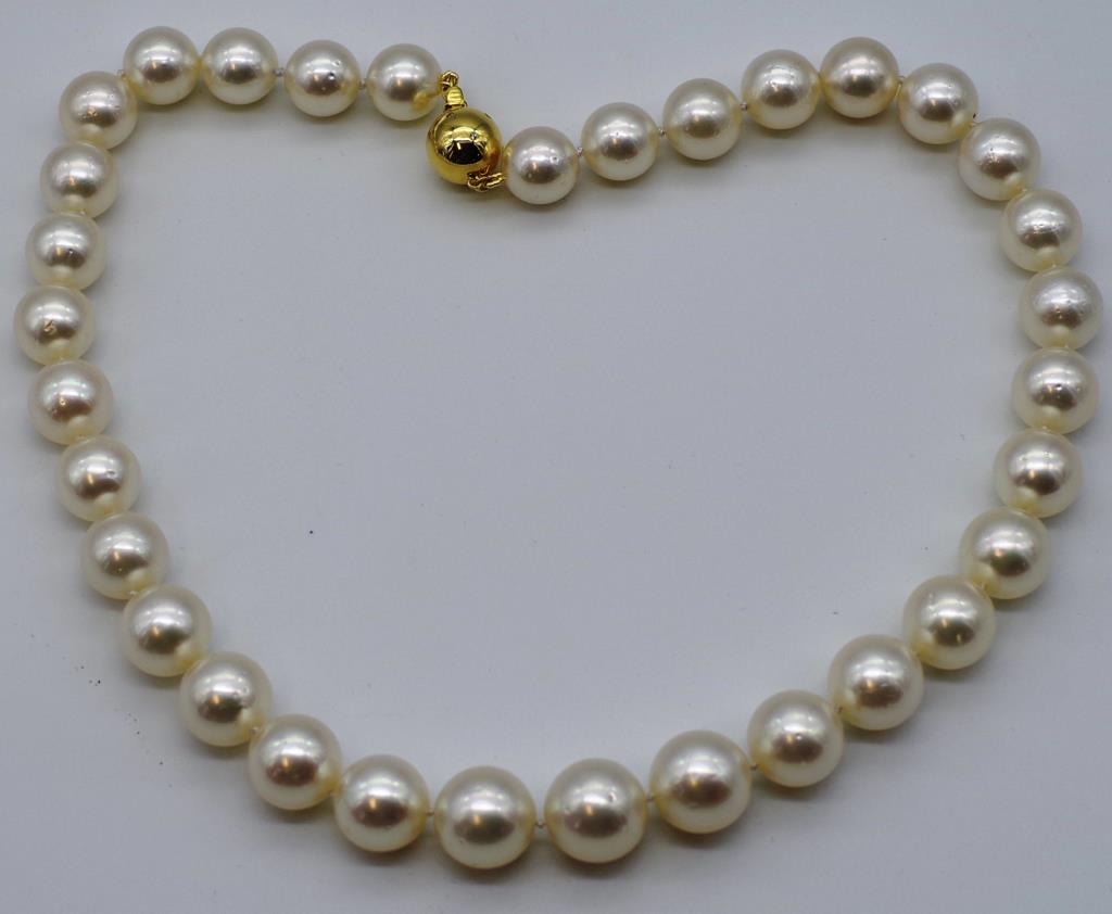 Good large round Broome pearl necklace - Image 5 of 5