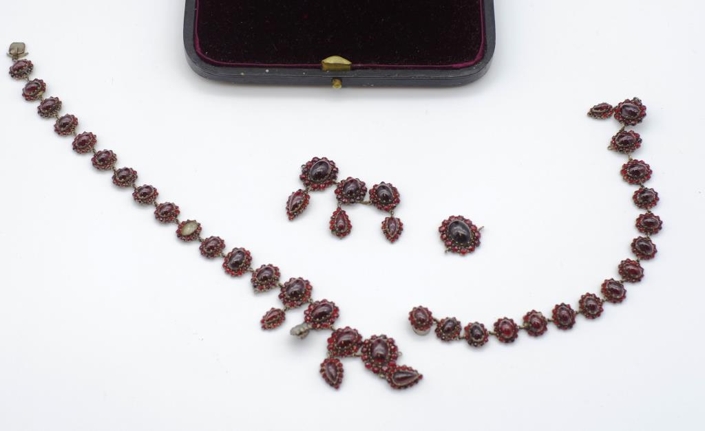 19th c. garnet necklace - Image 2 of 5