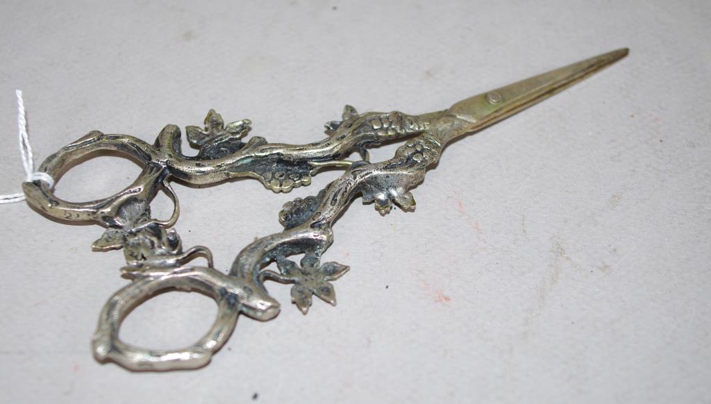 Pair vintage silver plate grape scissors - Image 2 of 3