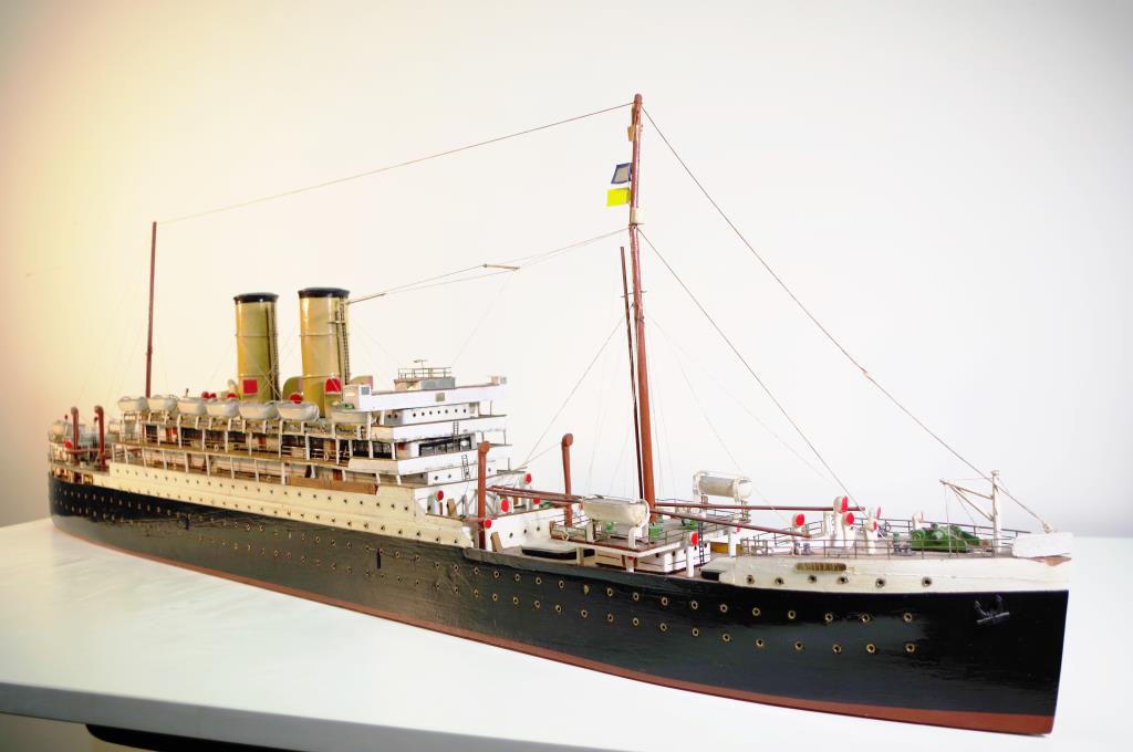 Model of SS Oronsay (1925-1942) - Image 3 of 4