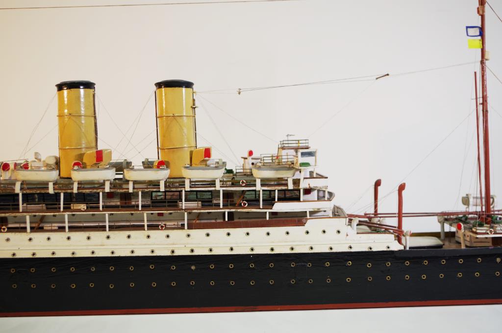 Model of SS Oronsay (1925-1942) - Image 2 of 4