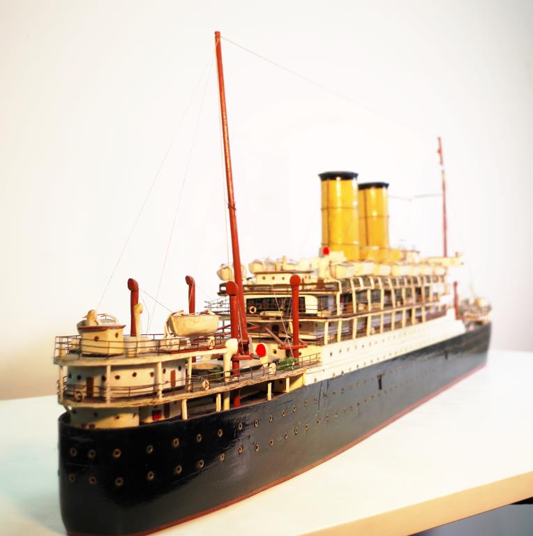 Model of SS Oronsay (1925-1942) - Image 4 of 4