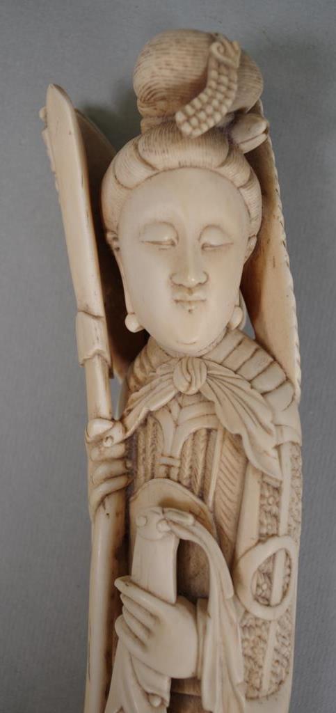 Chinese late Qing (1880-1912) carved ivory figure - Image 2 of 3