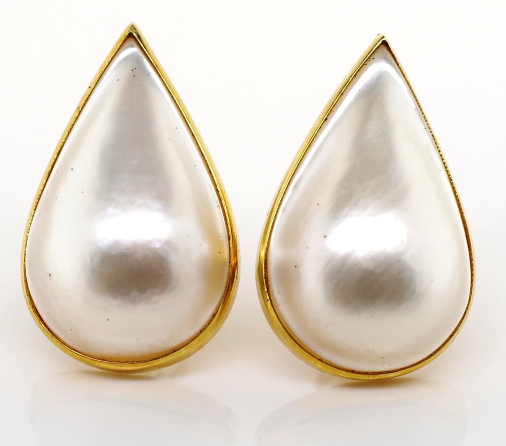 18ct gold and pearl stud earrings