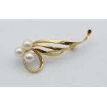 Yellow gold and pearl brooch