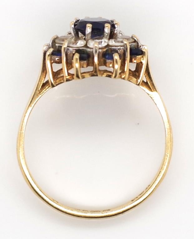 9ct gold and simulant cluster ring - Image 2 of 5