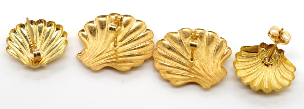 Two pairs of gold scallop shell earrings - Image 2 of 2