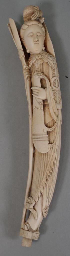 Chinese late Qing (1880-1912) carved ivory figure