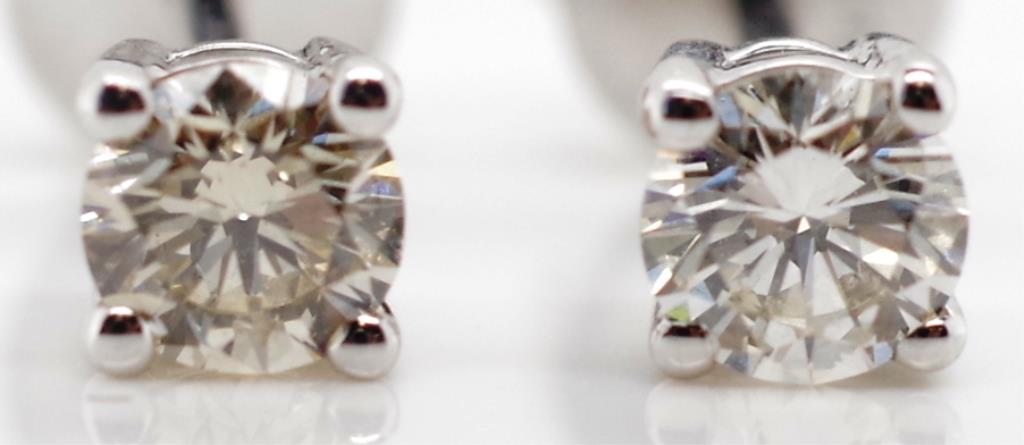 0.20ct Diamond and 18ct white gold stud earrings - Image 3 of 3