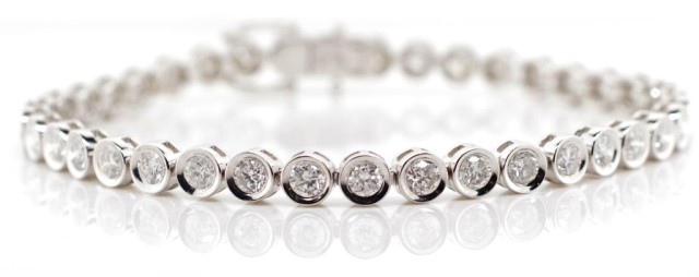 4.23ct Diamond and 18ct gold tennis bracelet - Image 3 of 6