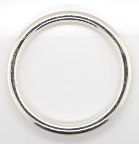 A solid sterling silver bangle - Image 3 of 3