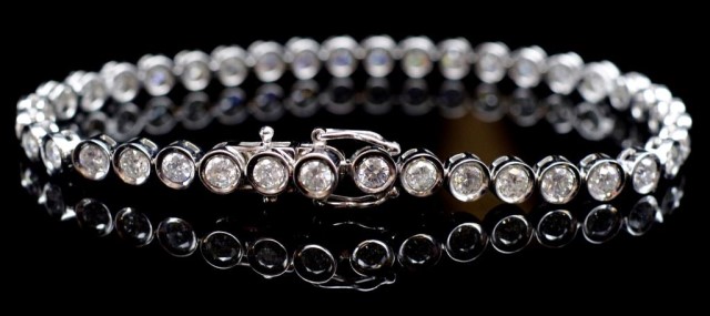4.23ct Diamond and 18ct gold tennis bracelet - Image 6 of 6
