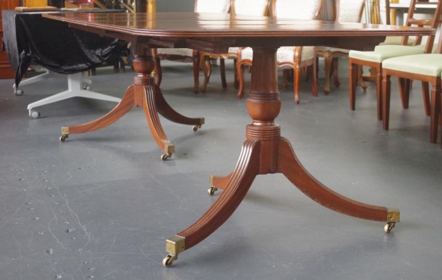 Regency style pedestal extension table - Image 2 of 3