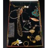 Quantity of costume jewellery