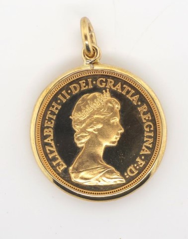 Elizabeth II 1980 gold sovereign set in a pendant - Image 2 of 2