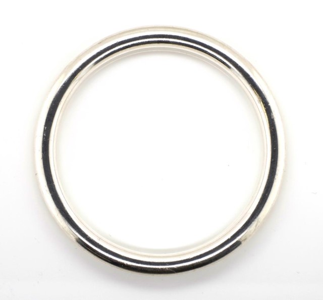 A solid sterling silver bangle - Image 2 of 3