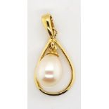 18ct yellow gold and pearl swinging pendant