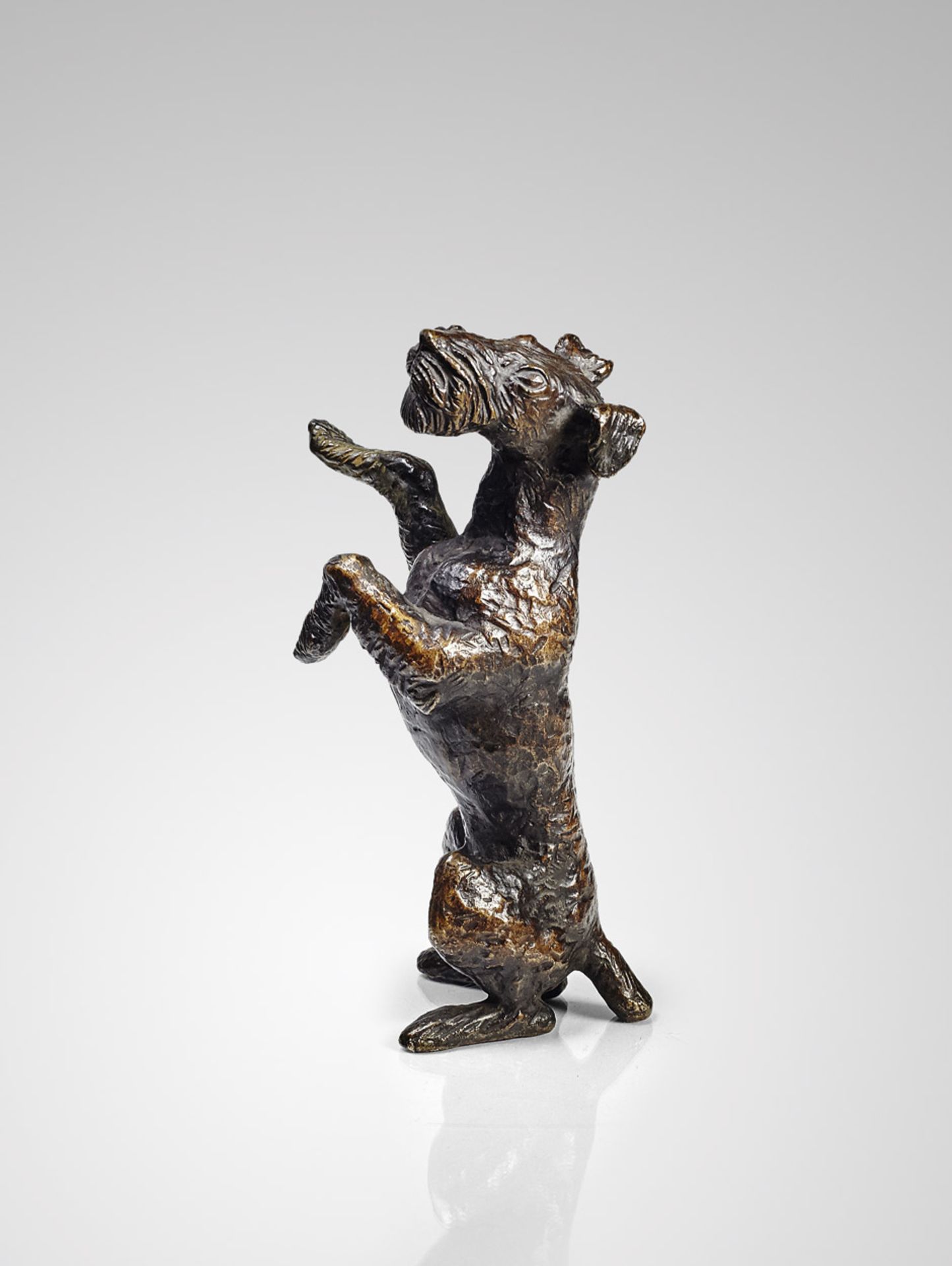 Sintenis, Renée: Schönmachender Hund (Philipp) Schönmachender Hund (Philipp) Bronze mit rotbrauner