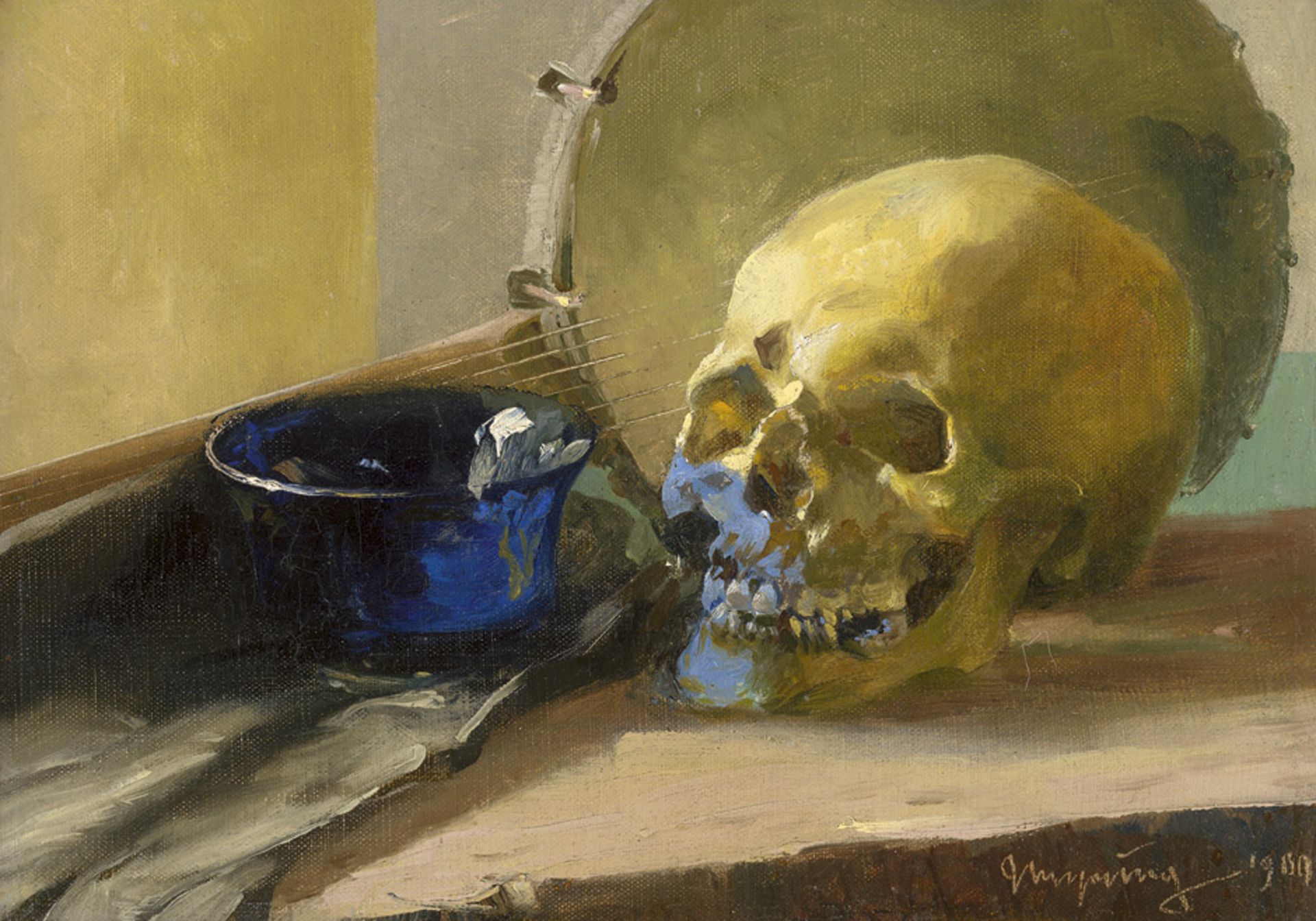 Deutsch: 1900. Memento Mori: Schädel mit blauer Glasschale und Banjo 1900. Memento Mori: Schädel mit