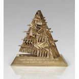 Pomodoro, Arnaldo: Pyramide Pyramide Bronze auf Bronzesockel. 1996. 11 x 11,5 x 3 cm. Im Sockel