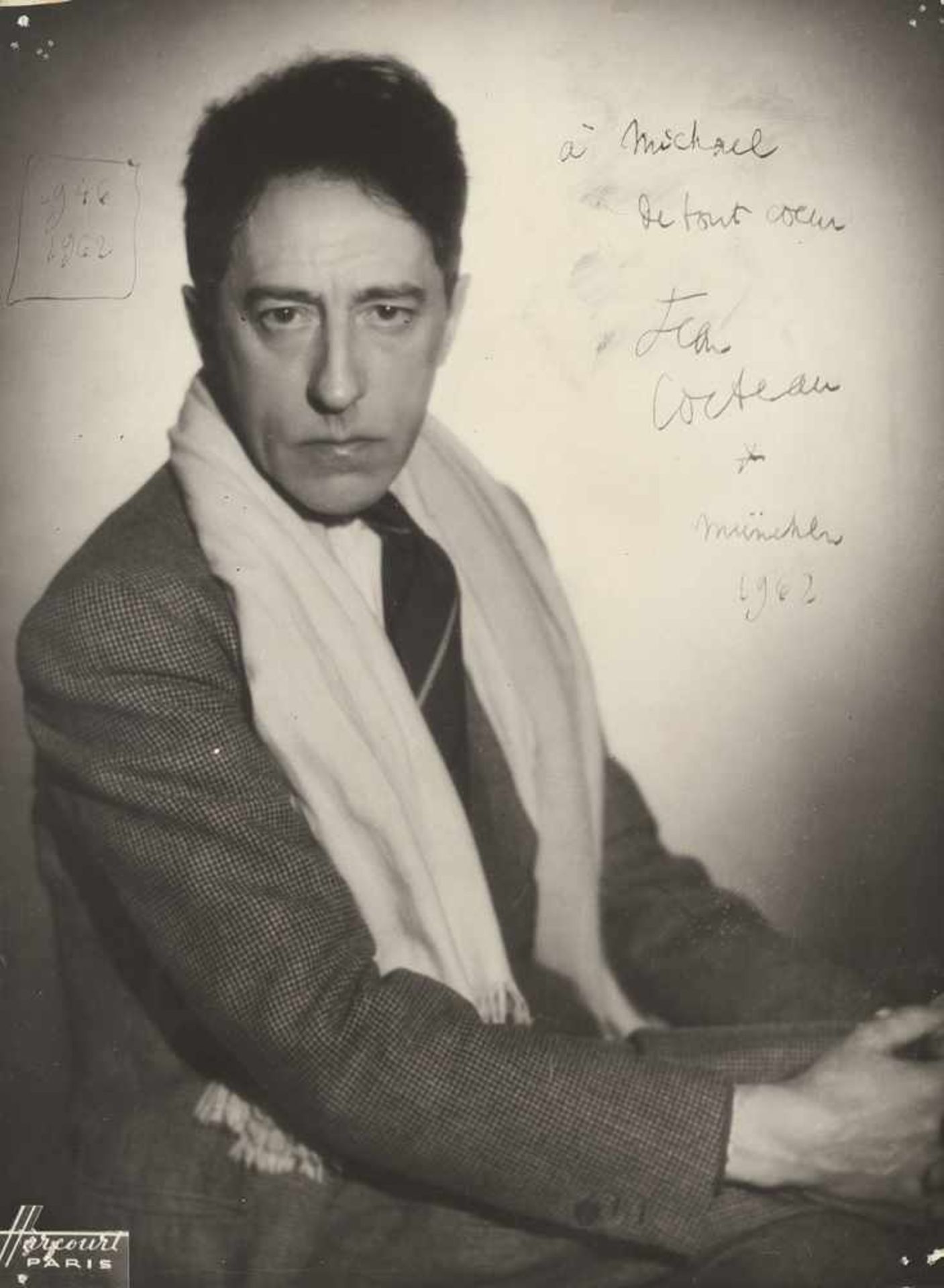 Cocteau, Jean: Porträtfoto mit Widmung - Porträtfoto mit eigh. Widmung u. U. auf der Bildseite. 24 x