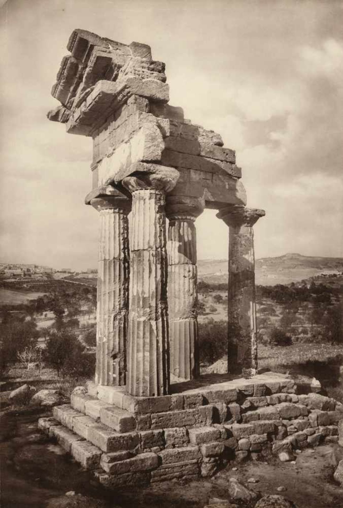 Braun Studio, Adolphe: The reconstructed corner of the "Castor and Pollux" Temple in Agrigento,