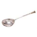 An early 17th Century seal top spoon:, maker's mark struck once to the bowl,