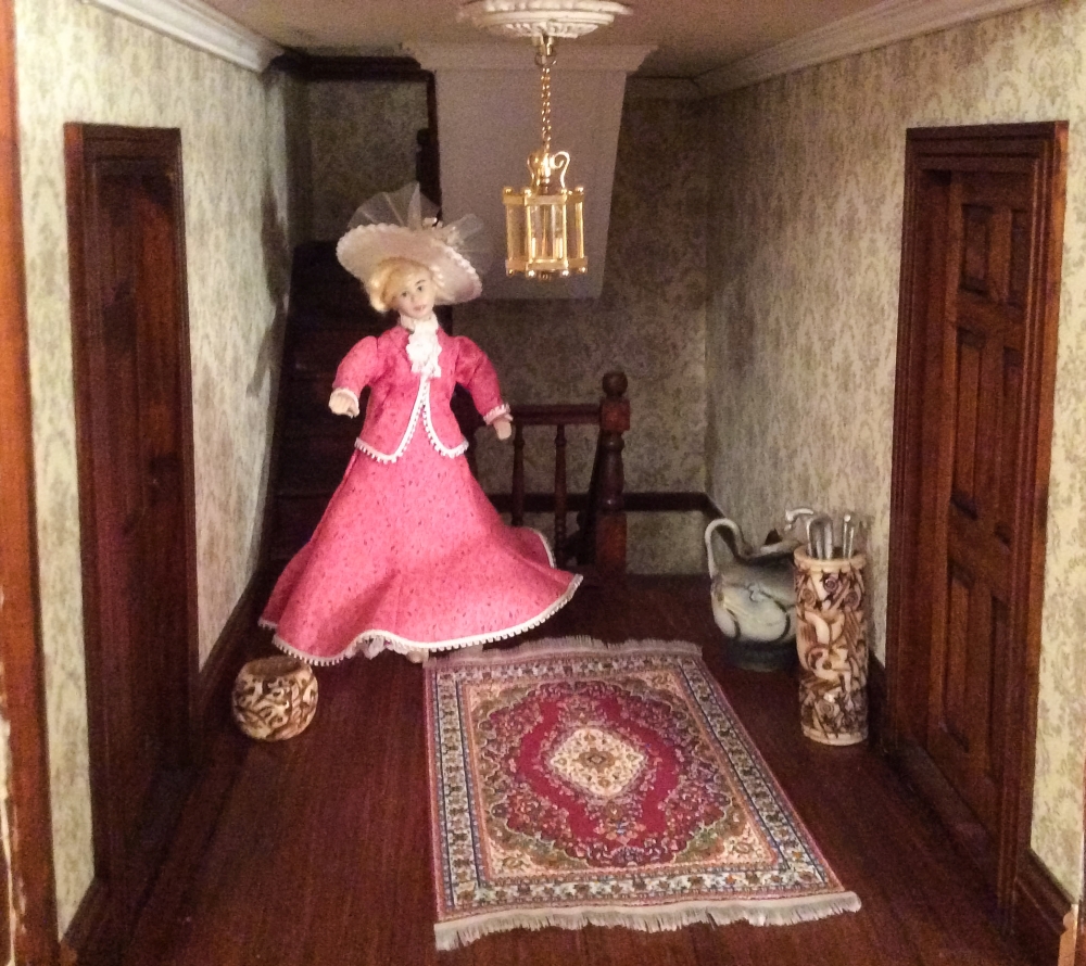 A Georgian style dolls house with double front opening enclosing seventeen rooms:, - Image 5 of 6