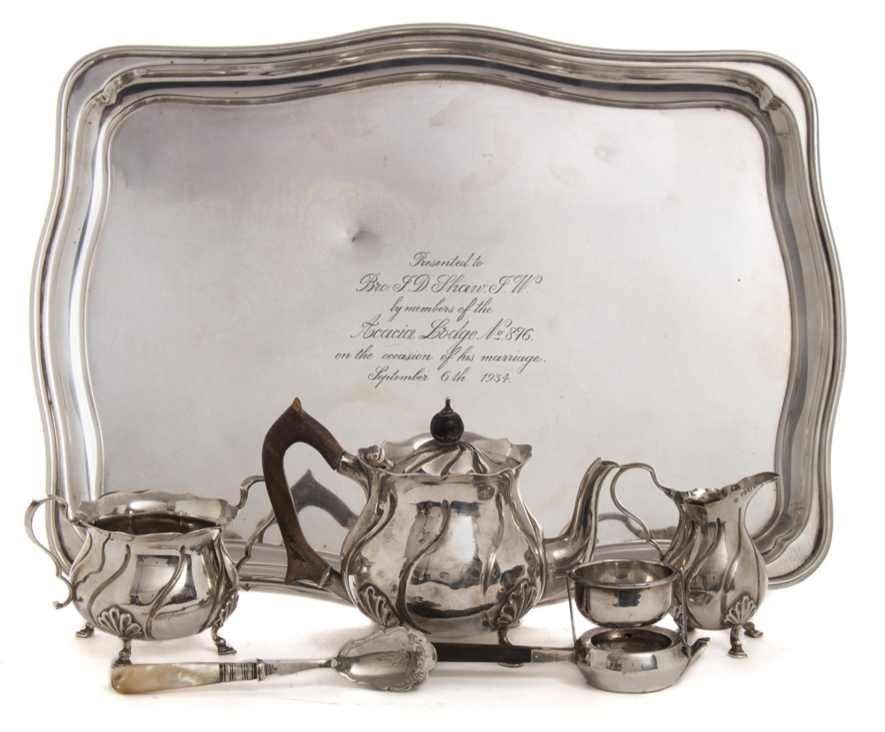 An Edward VII silver three-piece tea service, maker Edward Barnard & Sons Ltd, London,