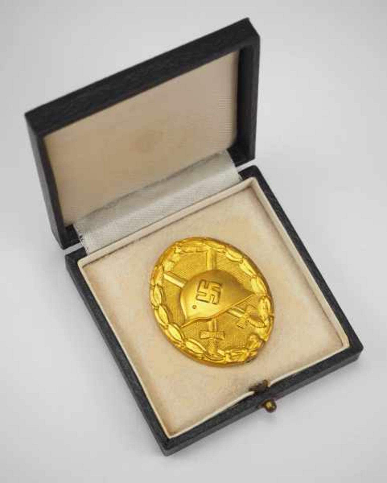 1.2.) Deutsches Reich (1933-45) Verwundetenabzeichen, 1939, Gold, im Etui.Buntmetall vergoldet, an