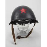 4.1.) Uniformen / Kopfbedeckungen Sowjetunion: Stahlhelm.Grau lackierte Glocke, roter Stern,