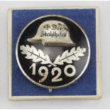1.1.) Kaiserreich (bis 1933) Stahlhelmbund: Eintrittsabzeichen 1920, im Etui.Silber, emailliert,