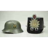 4.1.) Uniformen / Kopfbedeckungen Wehrmacht: Ferntrauungsstahlhelm und Hamburger Polizeitschako.