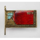 2.2.) Welt Sowjetunion: Rotes-Hilfsabzeichen.Silber vergoldet, teilweise emailliert, an