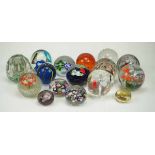 7.1.) Historica Sammlung von 16 Briefbeschwerern (Paperweights).Diverse Ausführungen. Teils sehr