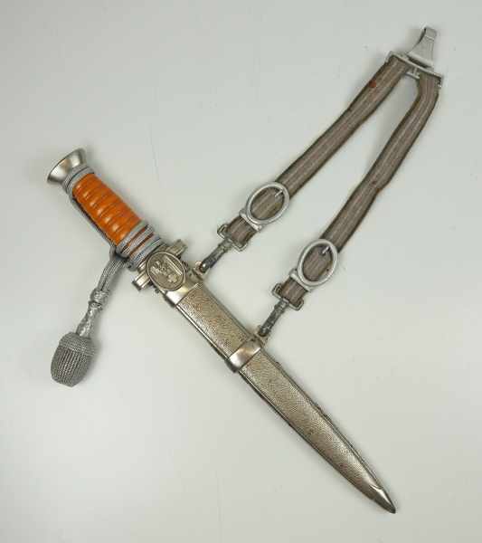 4.3.) Blankwaffen 3. Reich: Rot-Kreuz Führer Dolch, mit Portepee und Gehänge.Blanke Klinge, - Image 2 of 4