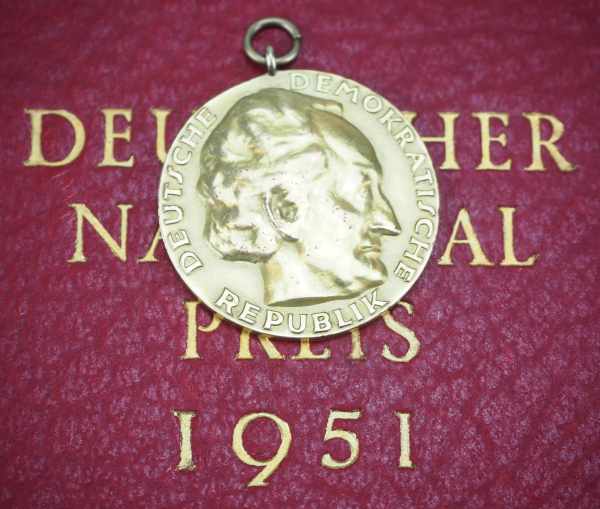 1.3.) Bundesrepublik Deutschland und DDR DDR: Deutscher National Preis, 1951, im Etui.Gold, 750 - Image 3 of 5