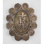 7.2.) Ethnologica China: Glücksbrosche.Silber, durchbrochen gefertigt, der Schriftzug im Feld