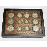 7.4.) Münzen Litauen: Münz Box.Holzbox mit aufgelegten Münzen; dazu diverse Münzen / Medaillen