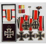 1.2.) Deutsches Reich (1933-45) 6 Eiserne Kreuze, 1939, 2. Klasse.Je mit Band; dazu ein späteres LDO