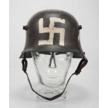 4.1.) Uniformen / Kopfbedeckungen Freikorps: M16 mit Swastika.Glocke mit Originallackierung,