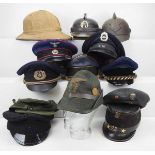 4.1.) Uniformen / Kopfbedeckungen International: Sammlung von 13 Kopfbedeckungen.Diverse, je mit