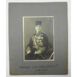 3.2.) Fotos / Postkarten Osmanisches Reich: Foto eines hochdekorierten Beamten.Kniestück in vollem