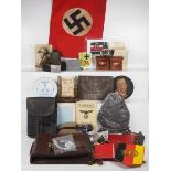 4.4.) Patriotisches / Reservistika / Dekoratives Lot Militaria.Diverses. U.a. Feldflasche, Fahne,