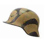 4.1.) Uniformen / Kopfbedeckungen Stahlhelm M40 - getarnt.Orginallackierung mit Tarnung, im Nacken