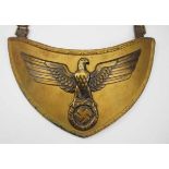 4.2.) Effekten / Ausrüstung NSDAP: Ringkragen für Fahnenträger.Altgolden patiniert, der Adler