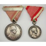 2.1.) Europa Österreich: Lot von 2 Tapferkeitsmedaillen, 9. Modell (1917-1918), Karl.1.) Silber,