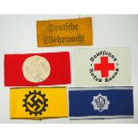 4.2.) Effekten / Ausrüstung 3. Reich: Lot von 5 Armbinden.Diverse.Zustand: II 4.2.) Insignias /