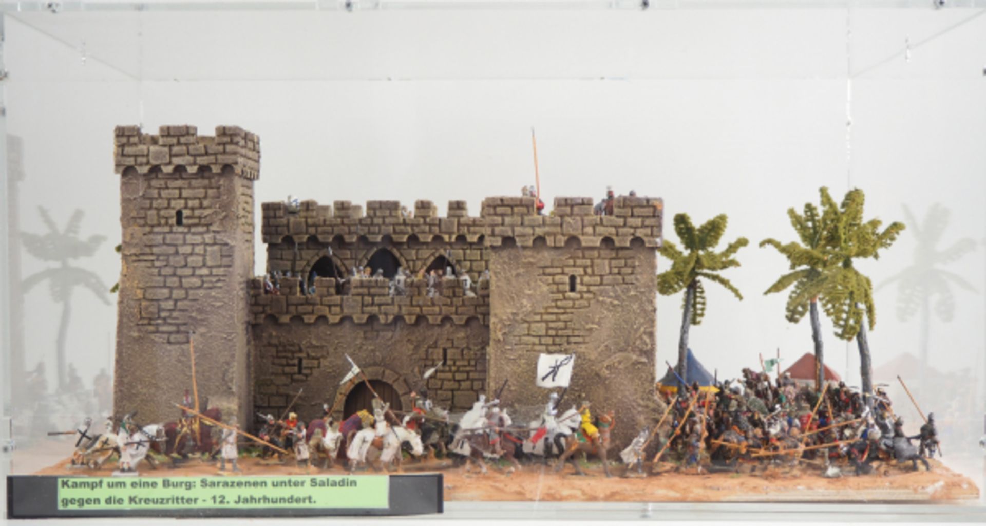 7.3.) Spielzeug Diorama: Kampf um eine Burg mit den Sarazenen unter Saladin.Burg die von den