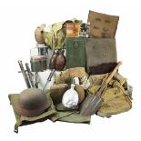 4.2.) Effekten / Ausrüstung Lot Militaria.Großes Lot, u.a. Stahlhelm, Bajonette, Tornister,